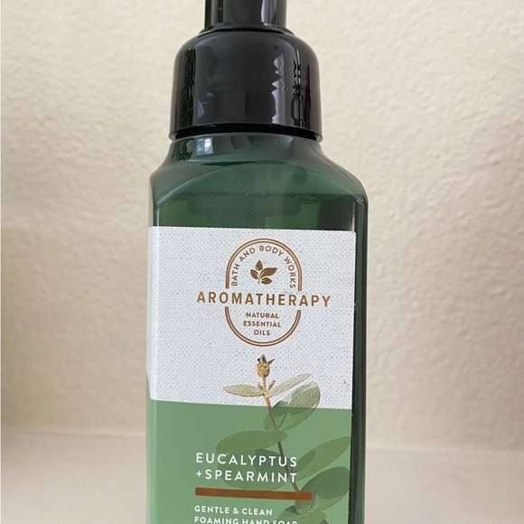 New White Barn Bath & Body Foaming Handsoaps - Picture 4 of 4